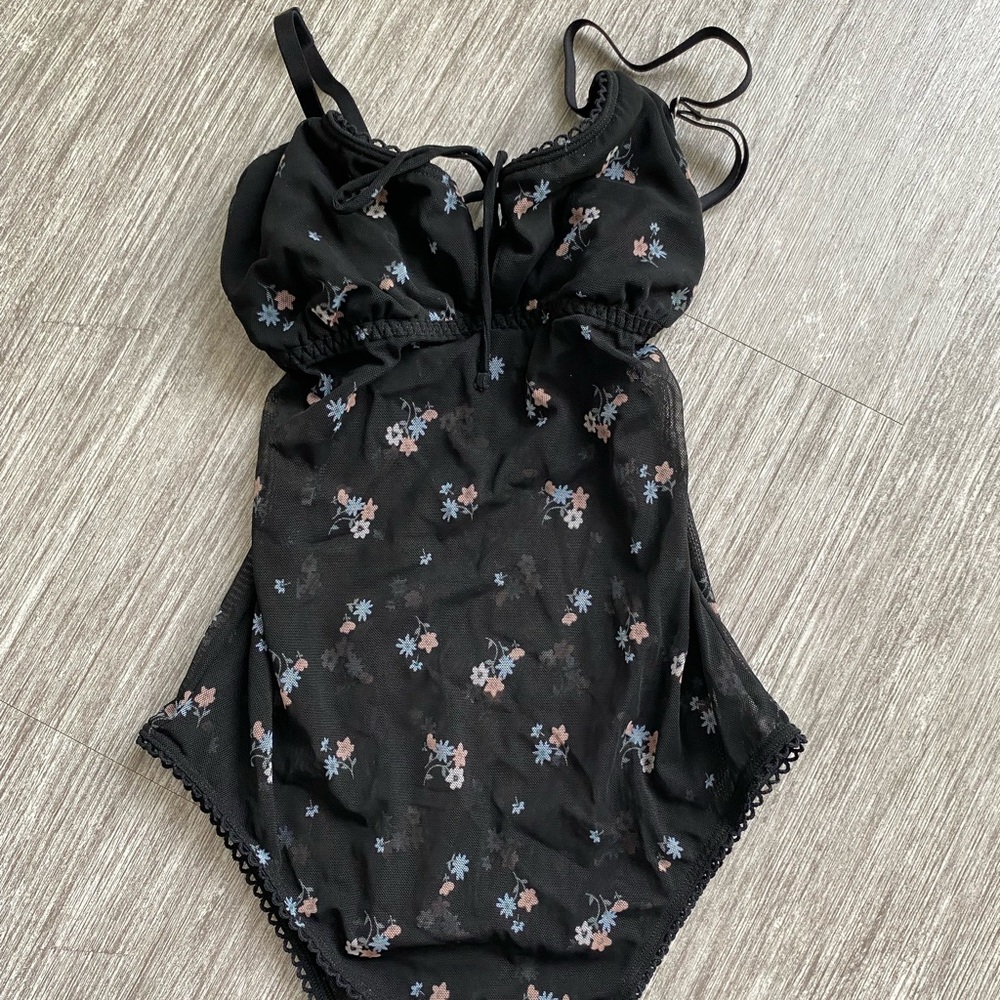 HOLLISTER FLORAL BODYSUIT